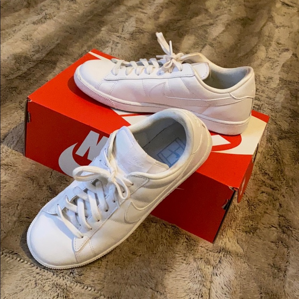 Nike Women’s Tennis Classic 9.5